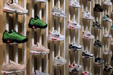 Modern gençlik ve spor ayakkabıları. Nike, 1964 yılında Washington 'da kurulan ve adını Yunan tanrıçası Nike' den alan bir şirkettir. 25 Kasım 2021   
