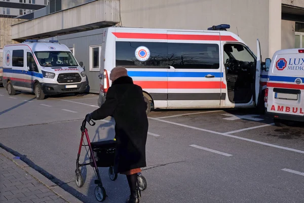 Stația Ambulanță Plimbare Unei Persoane Handicap Polonia Varșovia Noiembrie — Fotografie, imagine de stoc