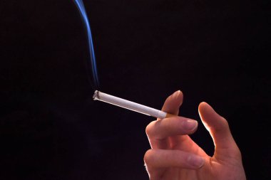 Sigara içmek, duman konsepti, el ve siyah arka plan ...