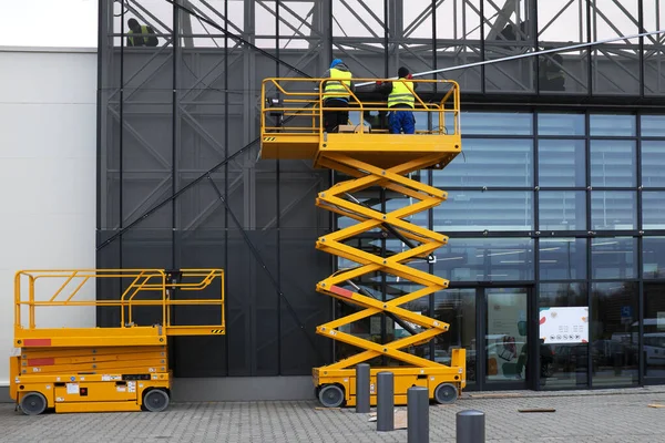 Lavori Dei Lavoratori Sugli Ascensori Meccanici — Foto Stock