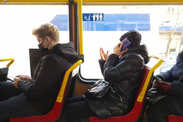 Perilaku Masyarakat Dalam Hal Transportasi Telepon Genggam Januari 2022 — Stok Foto