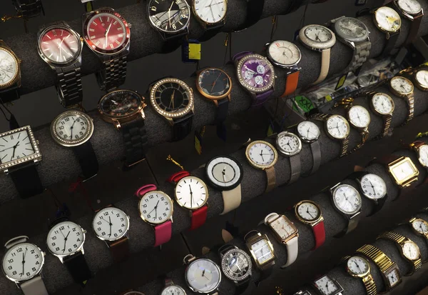Een Verzameling Horloges Tentoongesteld Een Winkel — Stockfoto