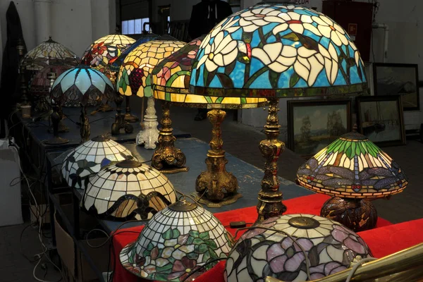 Lampenschirme Aus Glas Tiffany Helle Farben — Stockfoto