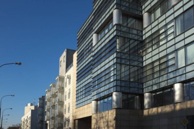 Şehir sokaklarında alçak binalar ... 