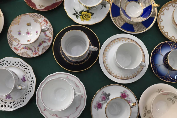 Bir sürü beyaz bardak ya da kahve fincanı. ...  