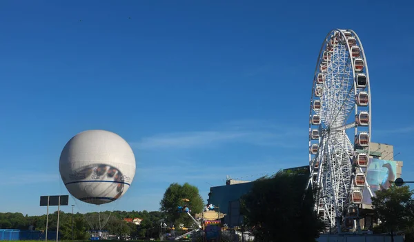 摩天轮和观光气球 城市旅游胜地 — 图库照片