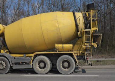 Beton taşıma, sarı kamyonun parçası. ... 