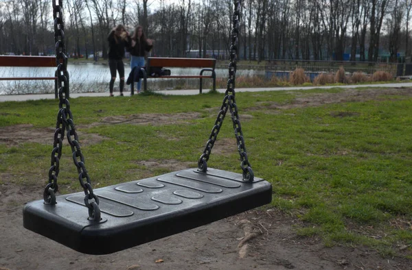 Altalena Abbandonata Nel Parco Cittadino — Foto Stock