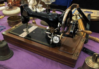 Eski bit pazarı dikiş makinesi ...  