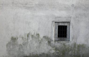 Eski bir binanın yıkılmış duvarı, küçük bir pencere. ...