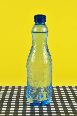 İçinde maden suyu olan plastik şişe. ... 