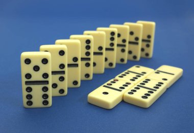 Mavi arkaplanda Domino etkisi, oyun ...