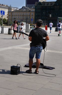 Street guitarist on the city street ...