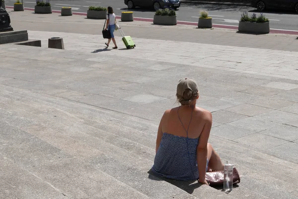 Hot Summer City Woman Resting Concrete Steps — 스톡 사진