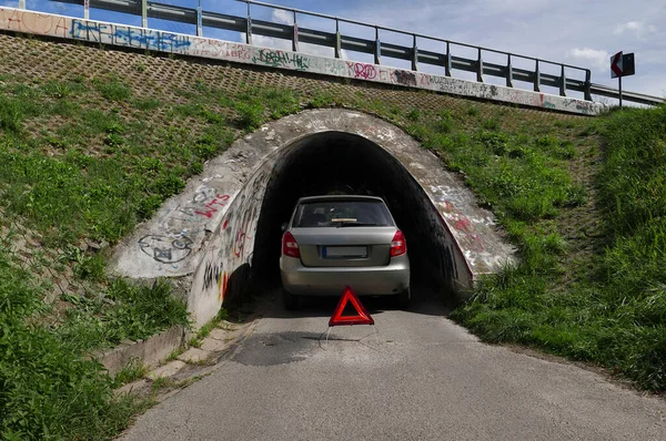 Сломанная Машина Блокирует Проход Туннеле — стоковое фото