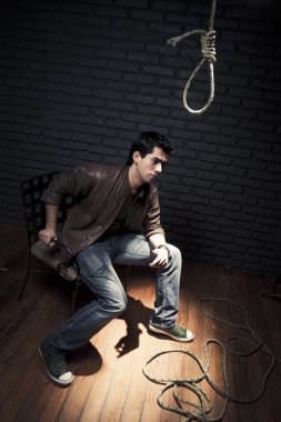 dramatik ışık fotoğraf genç yetişkin bir cellat ile intihar düşünüyor