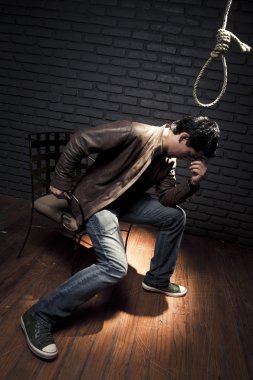 dramatik ışık fotoğraf genç yetişkin bir cellat ile intihar düşünüyor