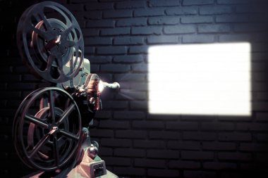 dramatik aydınlatma ile eski film projektör