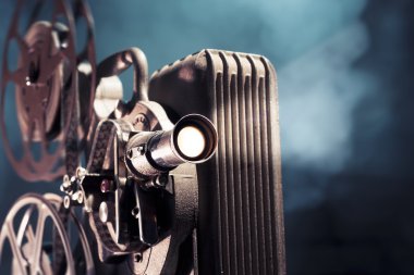 dramatik aydınlatma ile eski film projektör