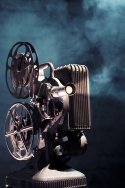dramatik aydınlatma ile eski film projektör