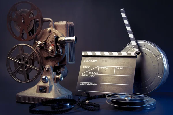 Vieux projecteur de film et objets de film — Photo