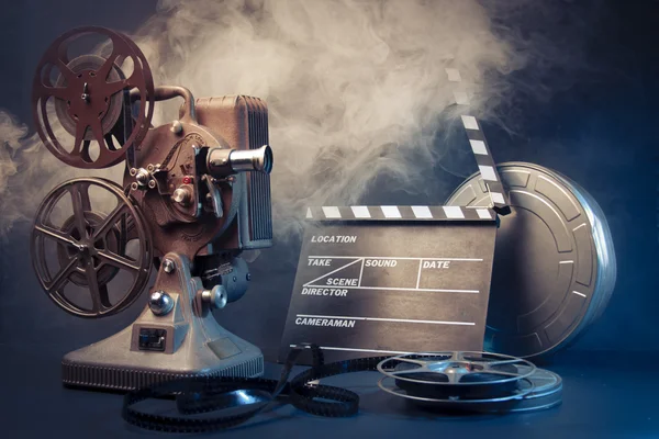 Vieux projecteur de film et objets de film — Photo