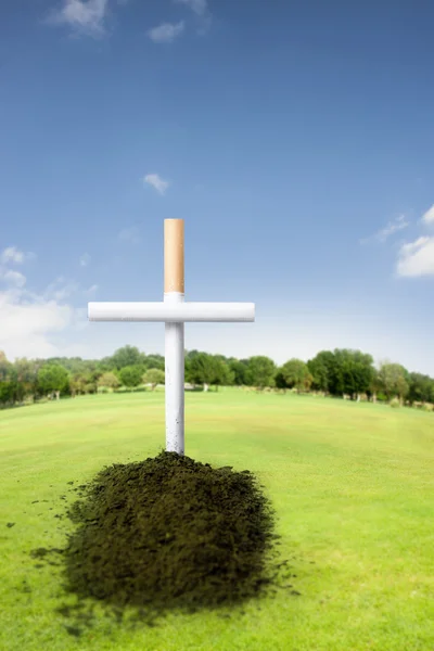 Fumare uccide, concetto di cimitero per fumatori — Foto Stock