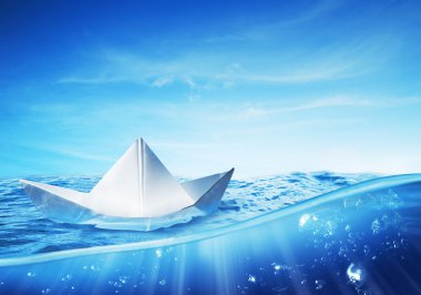 kağıt tekne deniz parlak bir günde