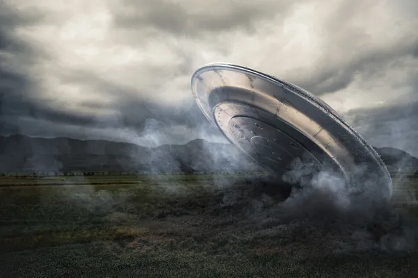 UFO crashing on a crop field — Stock Photo, Image