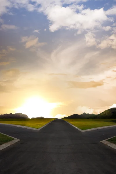 Crossroad at dawn in rural landscape — Stock Photo, Image