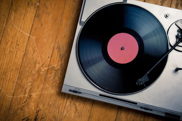 Vintage turntable with disc on wood — Stock Photo, Image