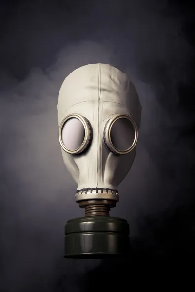 Gas mask with smoke on a dark bakground — ストック写真