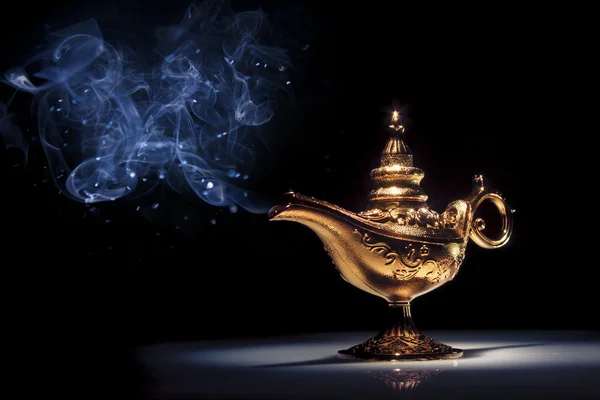 Magic Aladdin's Genie lamp op zwart met rook — Stockfoto