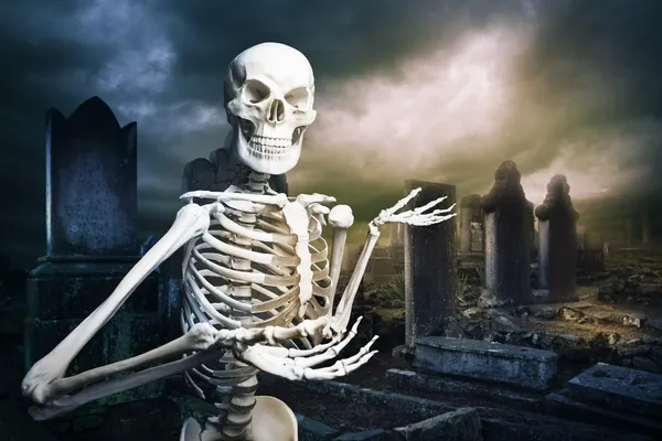 Скелет на кладбище приветствует вас — стоковое фото