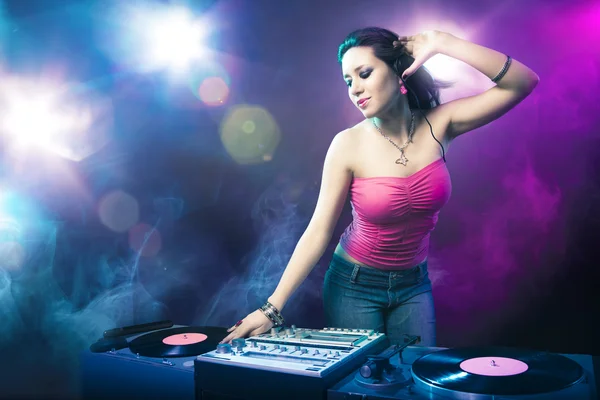 Hermosa chica DJ en el club — Foto de Stock