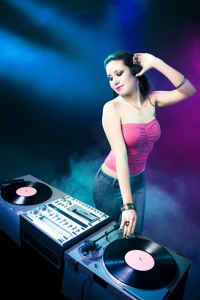 Bella ragazza DJ al club — Foto Stock