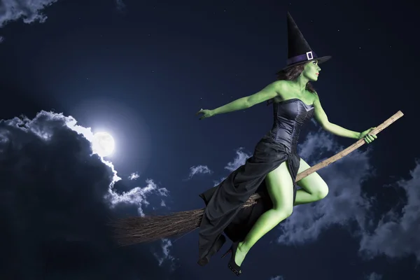Halloween heks vliegen op bezemsteel — Stockfoto