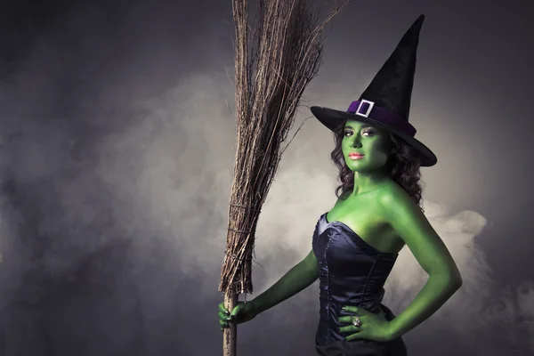 Schattig en sexy halloween heks met bezem — Stockfoto