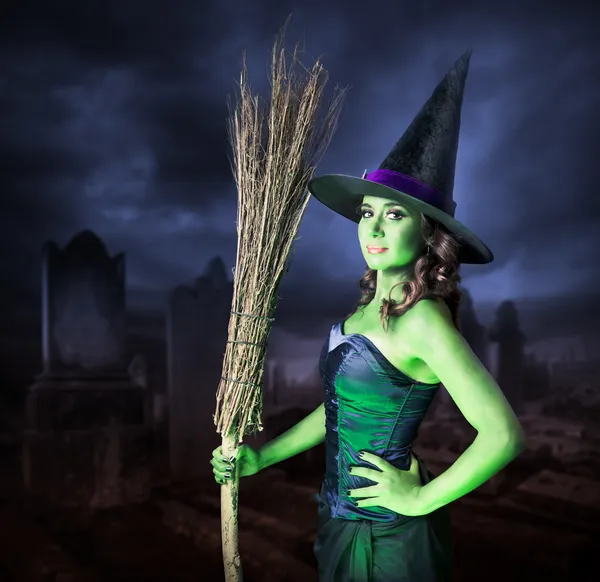 Halloween čarodějnice s její koště — Stock fotografie