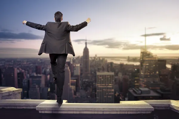 Hombre de negocios de pie con los brazos abiertos en la parte superior de la ciudad de NY — Foto de Stock