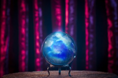 Fortune teller'ın kristal top dramatik aydınlatma ile