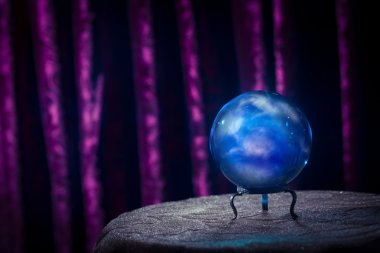 Fortune teller'ın kristal top dramatik aydınlatma ile