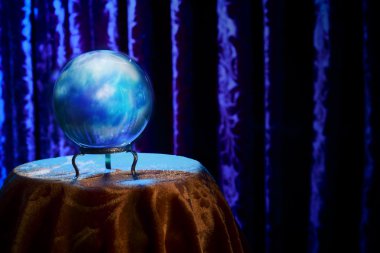 Fortune teller'ın kristal top dramatik aydınlatma ile