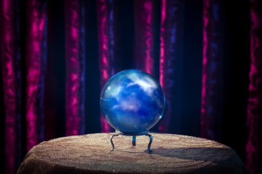 Fortune teller'ın kristal top dramatik aydınlatma ile