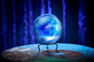 Fortune teller'ın kristal top dramatik aydınlatma ile