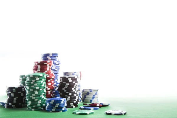 Fichas de casino em um fundo branco — Fotografia de Stock