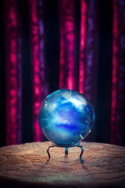 Boule de cristal de diseur de fortune avec éclairage dramatique — Photo