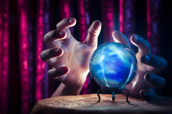 Fortune teller'ın kristal top dramatik aydınlatma ile