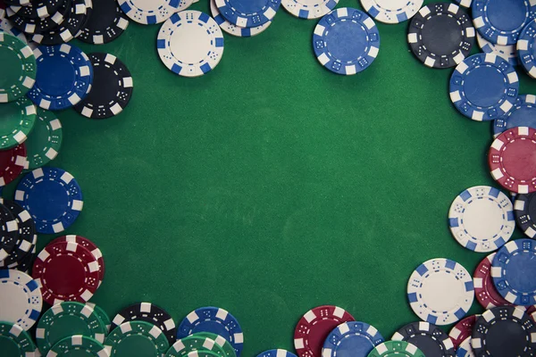 Фишки казино на игровом столе — стоковое фото