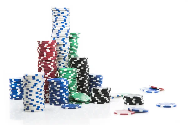 Фишки казино на белом фоне — стоковое фото